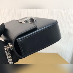 CELINE Маленькая сумка из блестящей кожи с цепочкой Маленькая су