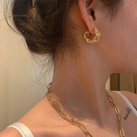Серьги Celine с художественным дизайном Гравированный узор из лат