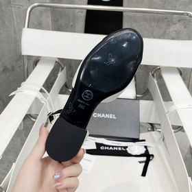 CHANEL Полуоткрытые туфли Mary Jane с двойным C Цвет： черный, бел