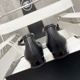 CHANEL Полуоткрытые туфли Mary Jane Сандалии с двойным C Цвет： 