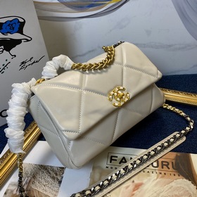 Chanel осень-зима 19. Сумка, сочетающая в себе все классические ч