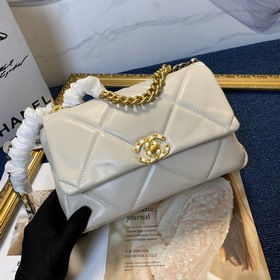 Chanel осень-зима 19. Сумка, сочетающая в себе все классические ч