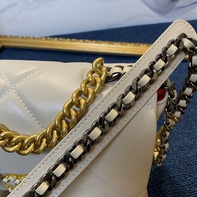 Chanel осень-зима 19. Сумка, сочетающая в себе все классические ч