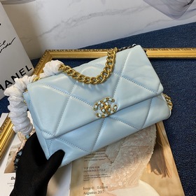 Chanel осень-зима 19. Сумка, сочетающая в себе все классические ч