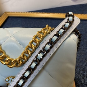 Chanel осень-зима 19. Сумка, сочетающая в себе все классические ч