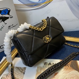 Chanel осень-зима 19. Сумка, сочетающая в себе все классические ч