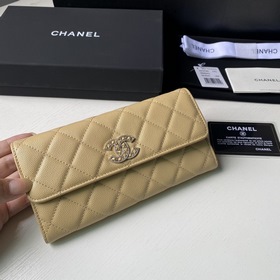 Двухслойный кошелек CHANEL с клапаном и двумя сгибами. Изготовлен