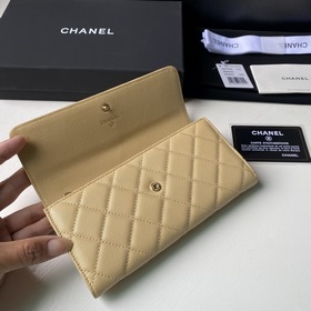 Двухслойный кошелек CHANEL с клапаном и двумя сгибами. Изготовлен