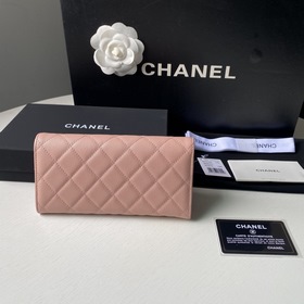 Двухслойный кошелек CHANEL с клапаном и двумя сгибами. Изготовлен