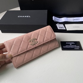 Двухслойный кошелек CHANEL с клапаном и двумя сгибами. Изготовлен