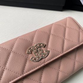 Двухслойный кошелек CHANEL с клапаном и двумя сгибами. Изготовлен