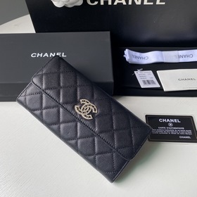Двухслойный кошелек CHANEL с клапаном и двумя сгибами. Изготовлен