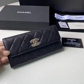 Двухслойный кошелек CHANEL с клапаном и двумя сгибами. Изготовлен