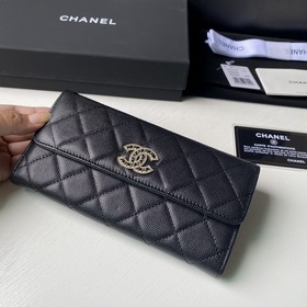 Двухслойный кошелек CHANEL с клапаном и двумя сгибами. Изготовлен