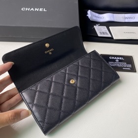 Двухслойный кошелек CHANEL с клапаном и двумя сгибами. Изготовлен