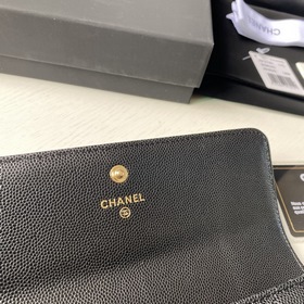 Двухслойный кошелек CHANEL с клапаном и двумя сгибами. Изготовлен