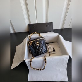 CHANEL Маленькая сумка с цепочкой Маленькая сумка Сочетает в себ