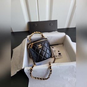 CHANEL Маленькая сумка с цепочкой Маленькая сумка Сочетает в себ