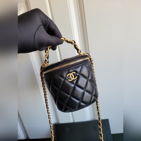 CHANEL Маленькая сумка с цепочкой Маленькая сумка Сочетает в себ