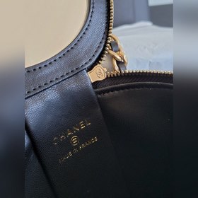 CHANEL Маленькая сумка с цепочкой Маленькая сумка Сочетает в себ