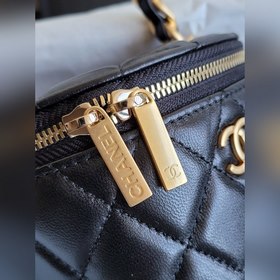 CHANEL Маленькая сумка с цепочкой Маленькая сумка Сочетает в себ