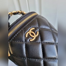 CHANEL Маленькая сумка с цепочкой Маленькая сумка Сочетает в себ
