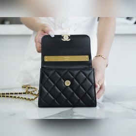 CHANEL Сумка с эмалевой ручкой и цепочкой  Самая красивая сумка