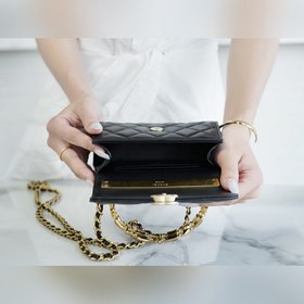 CHANEL Сумка с эмалевой ручкой и цепочкой  Самая красивая сумка