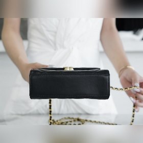 CHANEL Сумка с эмалевой ручкой и цепочкой  Самая красивая сумка 