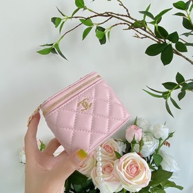 Chanel, модель 9056, мини-сумочка с жемчужной цепочкой Увидев эту