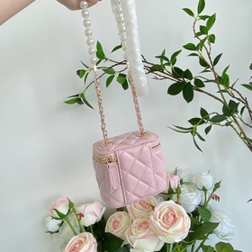 Chanel, модель 9056, мини-сумочка с жемчужной цепочкой Увидев эту