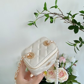 Chanel, модель 9056, мини-сумочка с жемчужной цепочкой Увидев эту