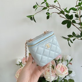 Chanel, модель 9056, мини-сумочка с жемчужной цепочкой Увидев эту
