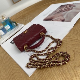 Chanel кошелек с цепочкой и крышкой, модель 049600 Этот кошелек с