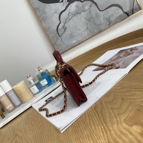 Chanel кошелек с цепочкой и крышкой, модель 049600 Этот кошелек с