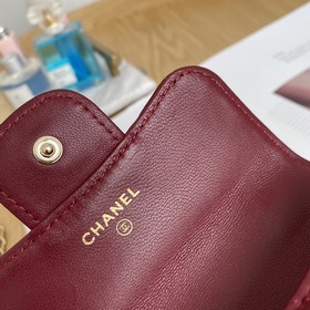 Chanel кошелек с цепочкой и крышкой, модель 049600 Этот кошелек с