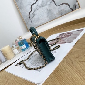 Chanel кошелек с цепочкой и крышкой, модель 049600 Этот кошелек с