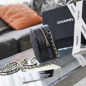 Chanel осенне-зимняя новинка： сумка-коробка с цепочкой Размер： 12