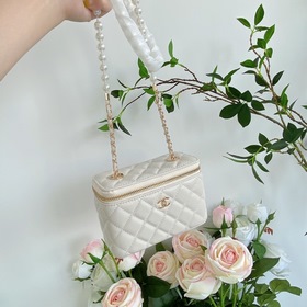 Мини-сумочка Chanel с жемчужной цепочкой, модель 9056 Это настоящ