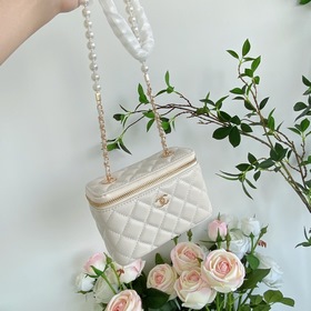 Мини-сумочка Chanel с жемчужной цепочкой, модель 9056 Это настоящ