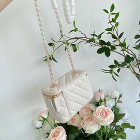 Мини-сумочка Chanel с жемчужной цепочкой, модель 9056 Это настоящ