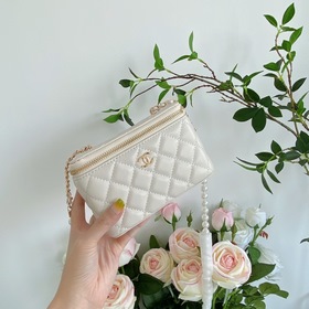 Мини-сумочка Chanel с жемчужной цепочкой, модель 9056 Это настоящ