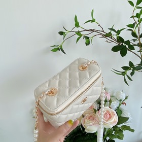 Мини-сумочка Chanel с жемчужной цепочкой, модель 9056 Это настоящ