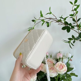 Мини-сумочка Chanel с жемчужной цепочкой, модель 9056 Это настоящ
