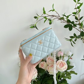 Мини-сумочка Chanel с жемчужной цепочкой, модель 9056 Это настоящ
