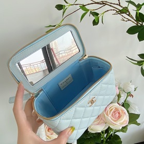 Мини-сумочка Chanel с жемчужной цепочкой, модель 9056 Это настоящ
