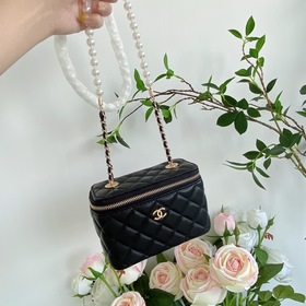 Мини-сумочка Chanel с жемчужной цепочкой, модель 9056 Это настоящ