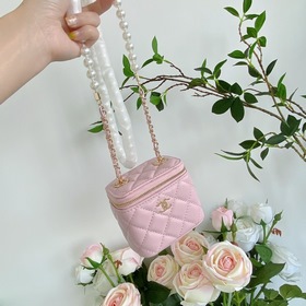 Мини-сумочка Chanel с жемчужной цепочкой, модель 9055 Это настоящ