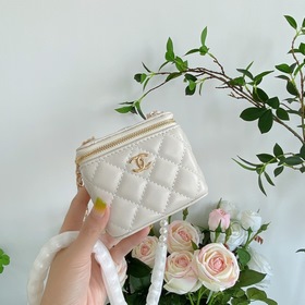 Мини-сумочка Chanel с жемчужной цепочкой, модель 9055 Это настоящ