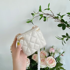 Мини-сумочка Chanel с жемчужной цепочкой, модель 9055 Это настоящ